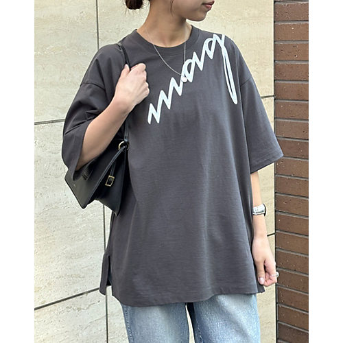 バイヤーのリアルなスナップでお届け!3シーズン通して一番使えるアイテム「大人のためのTシャツ5選」【40代ファッション】