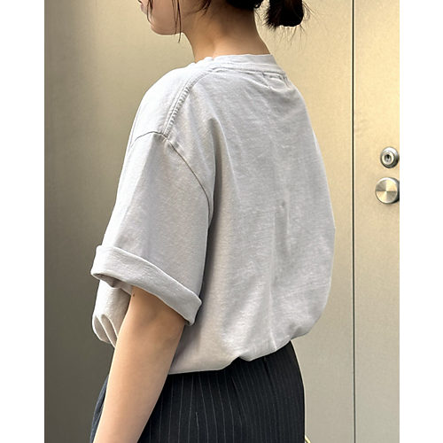 バイヤーのリアルなスナップでお届け!3シーズン通して一番使えるアイテム「大人のためのTシャツ5選」【40代ファッション】