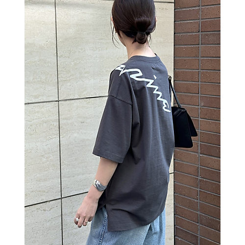 バイヤーのリアルなスナップでお届け!3シーズン通して一番使えるアイテム「大人のためのTシャツ5選」【40代ファッション】