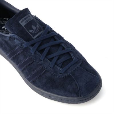 きれいめコーデを格上げする「adidas」大人の春スニーカー【40代ファッション】