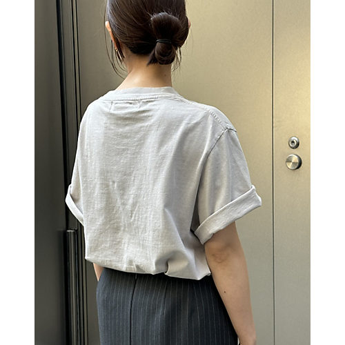 バイヤーのリアルなスナップでお届け!3シーズン通して一番使えるアイテム「大人のためのTシャツ5選」【40代ファッション】