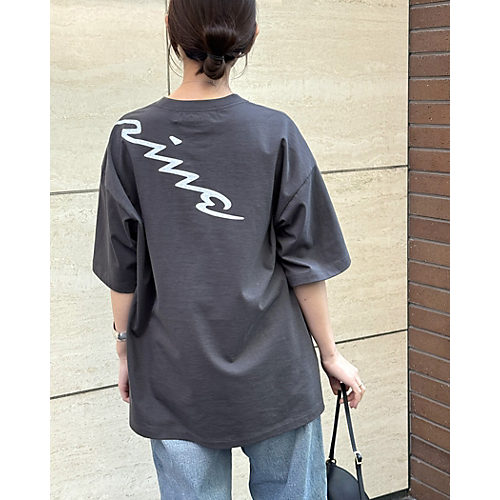バイヤーのリアルなスナップでお届け!3シーズン通して一番使えるアイテム「大人のためのTシャツ5選」【40代ファッション】