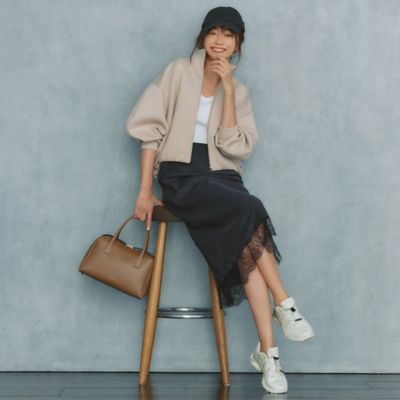春の通勤バッグとスニーカーは白＆ベージュで！
