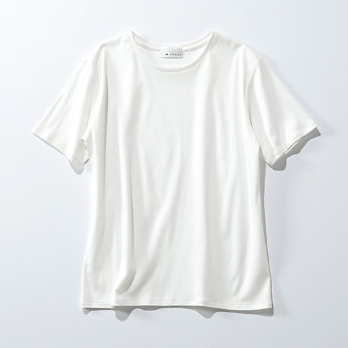 お洒落な大人の必需品。夏のコーデに欠かせない「ホワイトTシャツ10選」【40代ファッション】