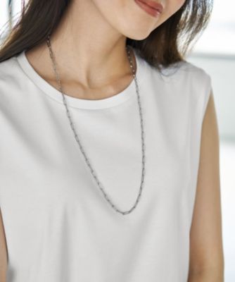 田丸麻紀さんが着る「マディソンブルー」の春の格上げ服