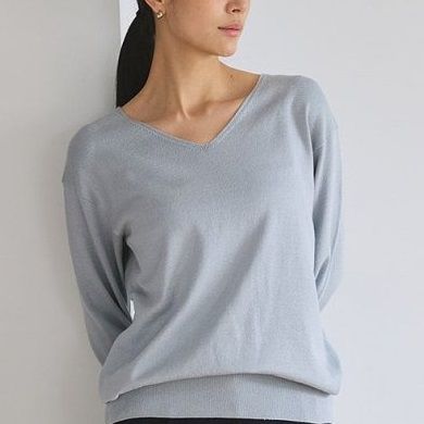 女性らしさを存分に引き出す絶妙なシルエット　セーター／シルクコットン［Vネック］