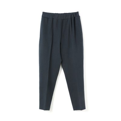 カットポンチ素材を使用したストレッチ性のあるなめらかな肌触りが特徴のジャージーセンタープレスパンツ。　ジャージーセンタープレスパンツ