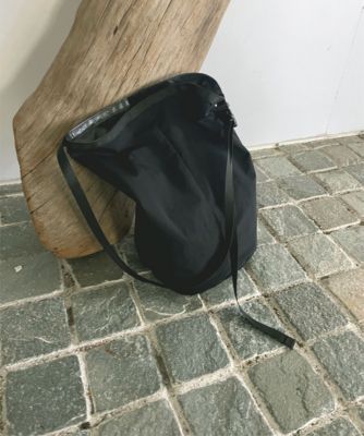 ワンショルダーのスポーティな素材のバッグ。<br>　ONE SHOULDER BAG