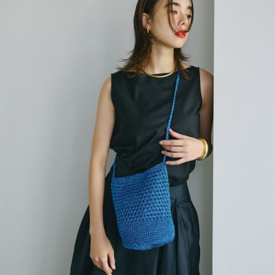 アクセサリー感覚で持ちたい、メタリックカラーのニットショルダーバッグ　【TREASURE TOPKAPI】メタリック ラウンド ミニ ショルダーバッグ