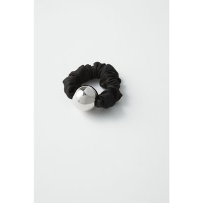 存在感のあるシルバーのメタルボールがアクセントのシュシュ　Medium Metal Ball Silk Scrunchie