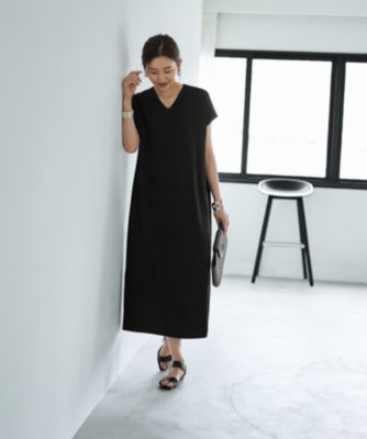 着る人を問わないシンプルなデザイン　落ち感の良いサーマル編み調Vネックニットワンピース