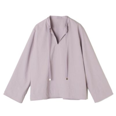 さらりと着るだけで華やかに決まる リラクシーかつきれいめなフォルム　バンドカラーキーネックシャツ