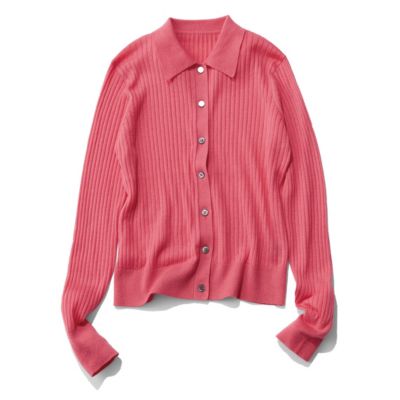 明るく華やぐコーラルピンクでシンプルコーデもとびきり印象的に　襟つきリブニット