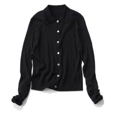 明るく華やぐコーラルピンクでシンプルコーデもとびきり印象的に　襟つきリブニット