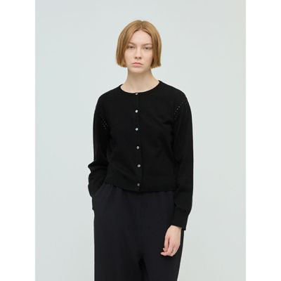 ハイゲージのボディにポイントで袖にかぎ針編みを施したクルーネックカーディガンクロシェ　クルーネックカーディガンクロシェ