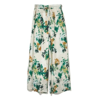 薄着の季節もパッと盛れる、ほかにない洗練プリント　フラワープリントパンツ