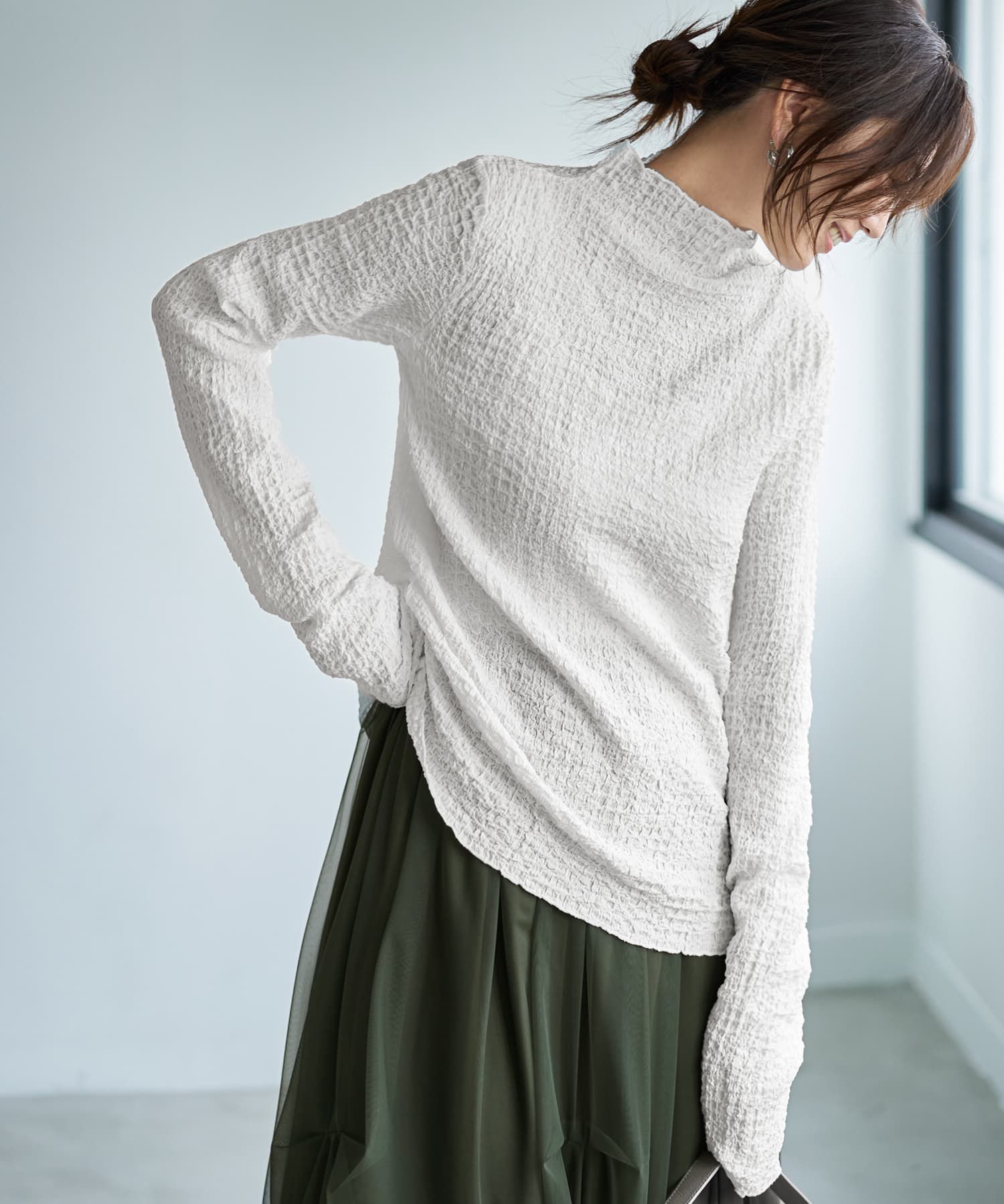 集英社HAPPY PLUS STOREで買える「STYLE DELI(スタイルデリ/バブルシャーリングボトルネックトップス」の画像です。価格は5,900円になります。