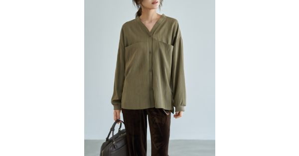 STYLE DELI(スタイルデリ)の袖口リブの身頃がポケットVネックシャツ 