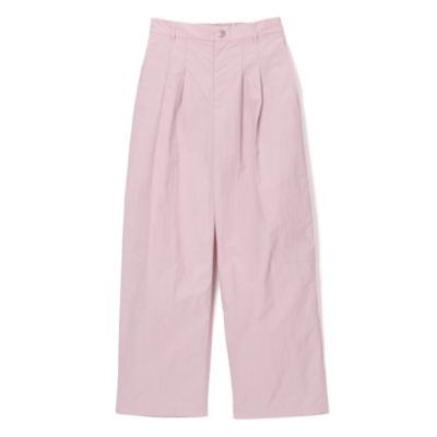 深めに入れたツータックでとにかく腰高＆脚長見え！　すっきり見えカーヴィーパンツ