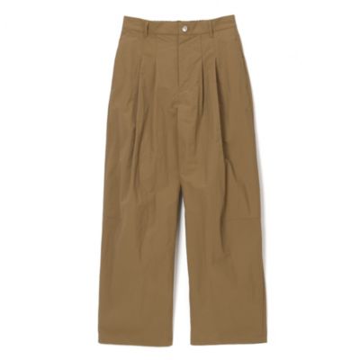 深めに入れたツータックでとにかく腰高＆脚長見え！　すっきり見えカーヴィーパンツ