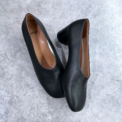 頑張りすぎない日も、ちゃんときれいでいたいそんなあなたに寄り添うブーティパンプス　【APOM】本革オブリークトゥローヒールブーティパンプス