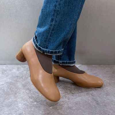 頑張りすぎない日も、ちゃんときれいでいたいそんなあなたに寄り添うブーティパンプス　【APOM】本革オブリークトゥローヒールブーティパンプス