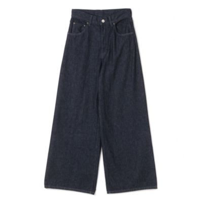 ヒップの立体リボンがキュートで、ほのかな甘さをプラス　リボンデニムパンツ