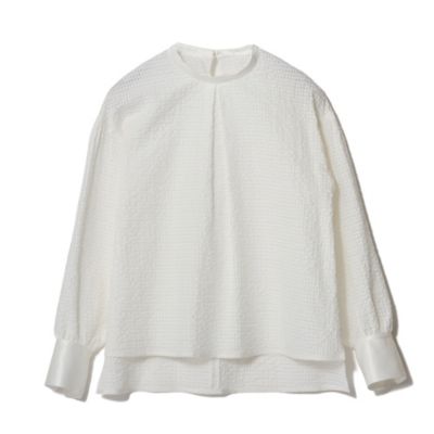 まるで優しい春風をまとうような心地よさ　フロントタックブラウス