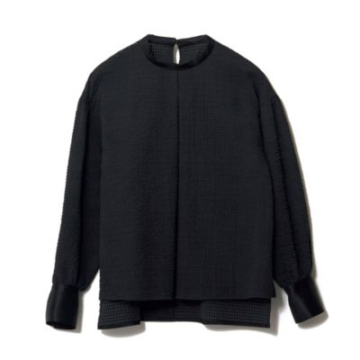 まるで優しい春風をまとうような心地よさ　フロントタックブラウス