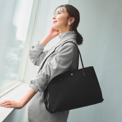 A17678 美品 AMBUSH シャイニーナイロンプルオーバー ブラック 2 マルチポケット トート | Anya Hindmarch JP