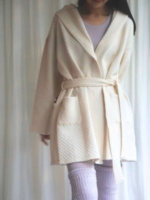 空気をまとうように、<br>上質なぬくもりを。　キルティングフーデットガウンコート