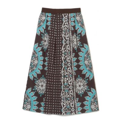 広がりすぎない量感が着こなしやすい　バンダナ柄スカート