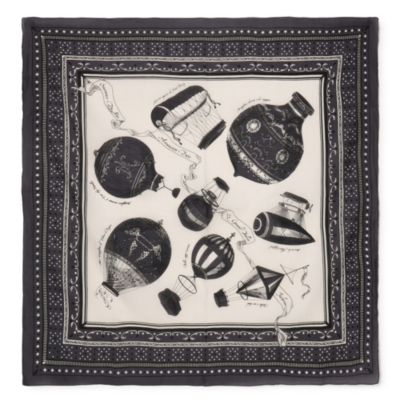 薄く軽やかな素材感を生かし、首元に無造作に巻くのがおすすめ　stoleバルーンバンダナ