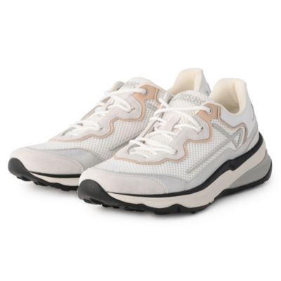 エレガントな装いにも調和する、軽量かつタフな最新モデル　スニーカー