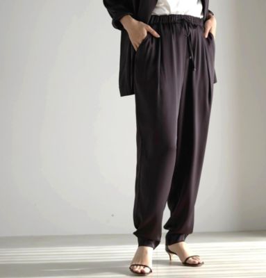 素材とシルエットが融合した、シルクの美脚パンツ　【洗える】シルク／テーパードパンツ