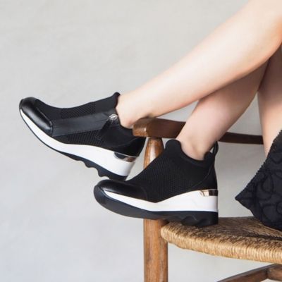 ホールド感で“楽ちんキレイ見え”ハイウェッジスニーカー　ハイウェッジサイドジップスニーカー