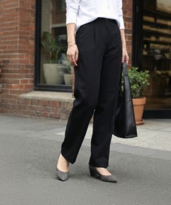 見た目はチノパン風でも、生地は薄く柔らかく滑らかで強いストレッチ性があり、軽やかな穿き心地と快適さを両立。　内ゴム伸縮ストレートパンツ