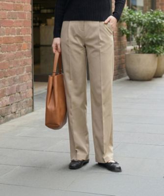 見た目はチノパン風でも、生地は薄く柔らかく滑らかで強いストレッチ性があり、軽やかな穿き心地と快適さを両立。　内ゴム伸縮ストレートパンツ