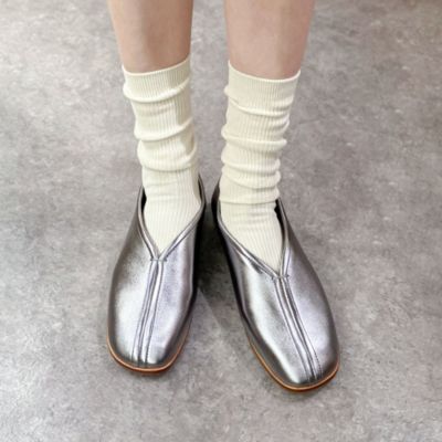 きちんと見えて、力まない！大人のミニマルスリップオンシューズ　【APOM】本革オブリークトゥバイプドスリップオンシューズ