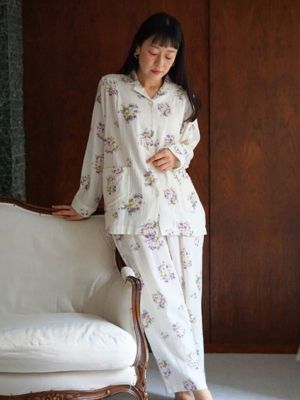 静かに、凛とした美しさ<br><br>心を穏やかにする「プリムローズ」　プリムローズ襟付きパジャマ パープル