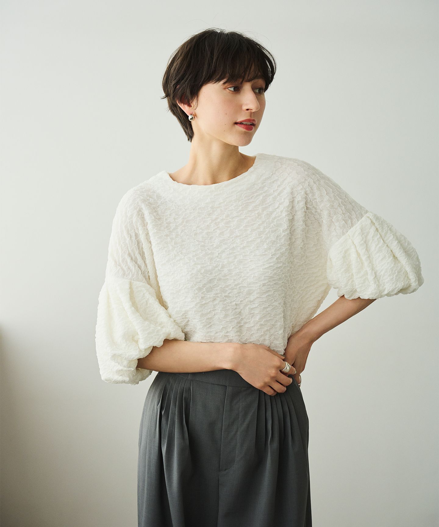 #Newans(ハッシュニュアンス)/【金子綾さんｲﾝｽﾀﾗｲﾌﾞご紹介ｱｲﾃﾑ】【洗える/ｾｯﾄｱｯﾌﾟ可能】ふくれｼﾞｬｶﾞｰﾄﾞ ﾊﾟﾌｽﾘｰﾌﾞﾌﾞﾗｳｽ
