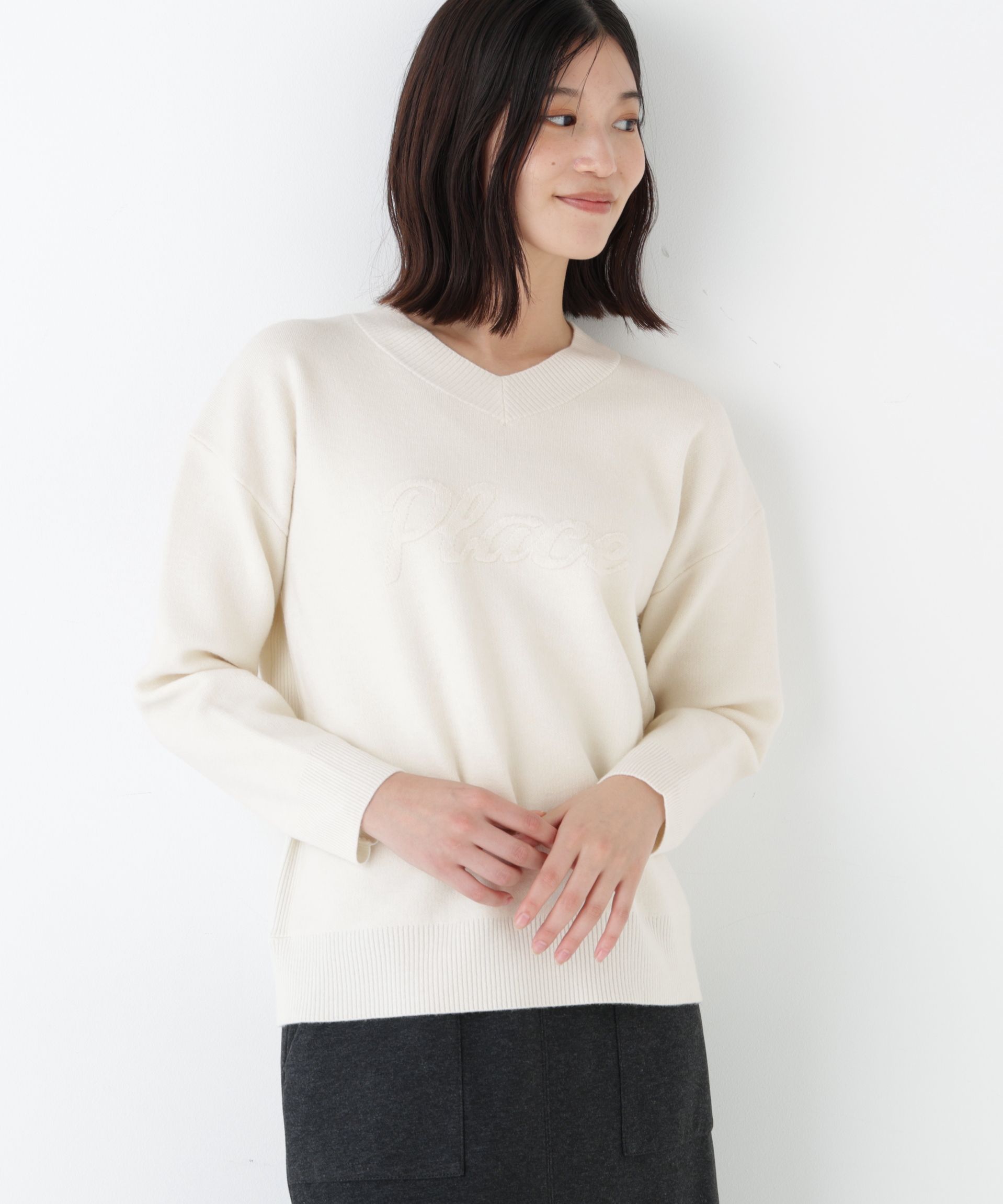 集英社HAPPY PLUS STOREで買える「human woman(ヒューマン ウーマン/◆レタードジャガードVネックニット」の画像です。価格は19,800円になります。