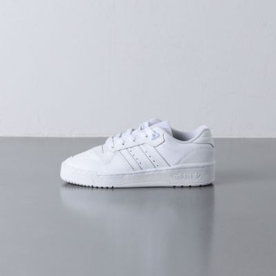 軽やかなホワイトカラーの＜adidas＞RIVALRY LOW スニーカー！