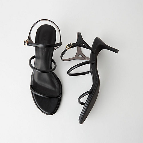 大人の足元を美しく飾る「きれいめブラックサンダル8選」【40代ファッション】